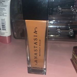 Anastasia Beverly Hills Luminous Foundation 490W